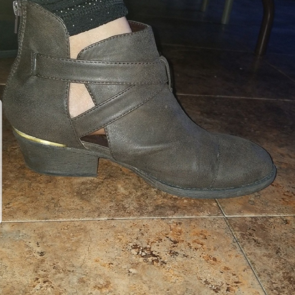 Shoes - Picture 6 of 8